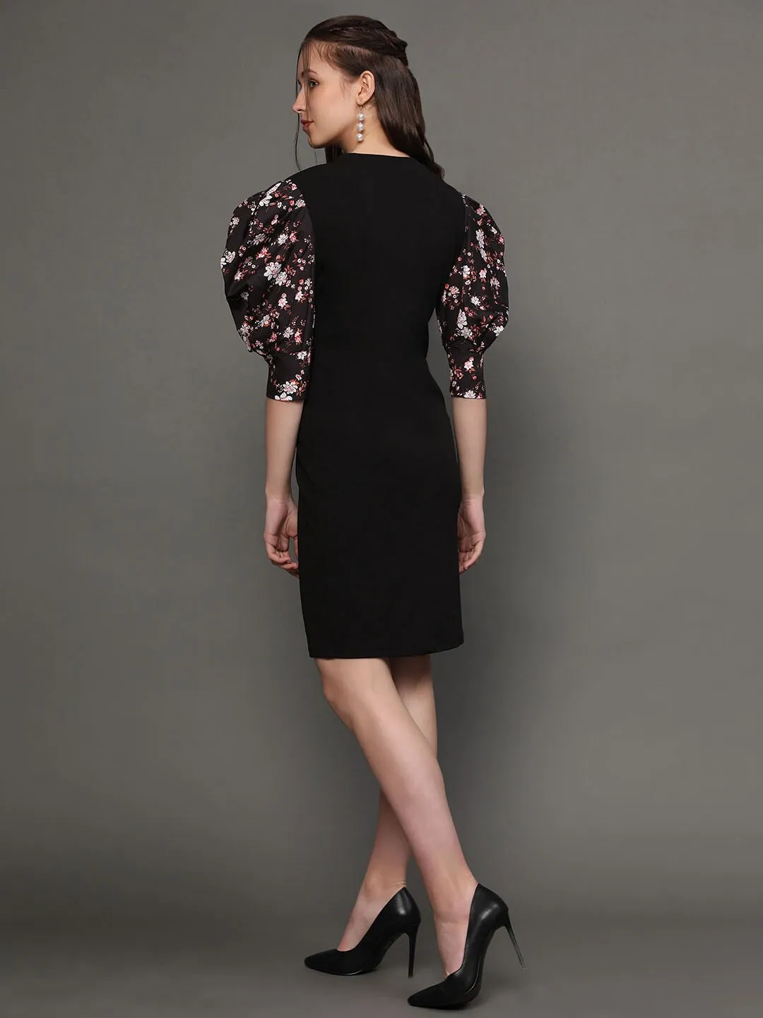 Black Solid Round Neck A-line Dress