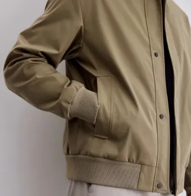 Sleek Men's Lightweight Jacket with Elegant Collar
